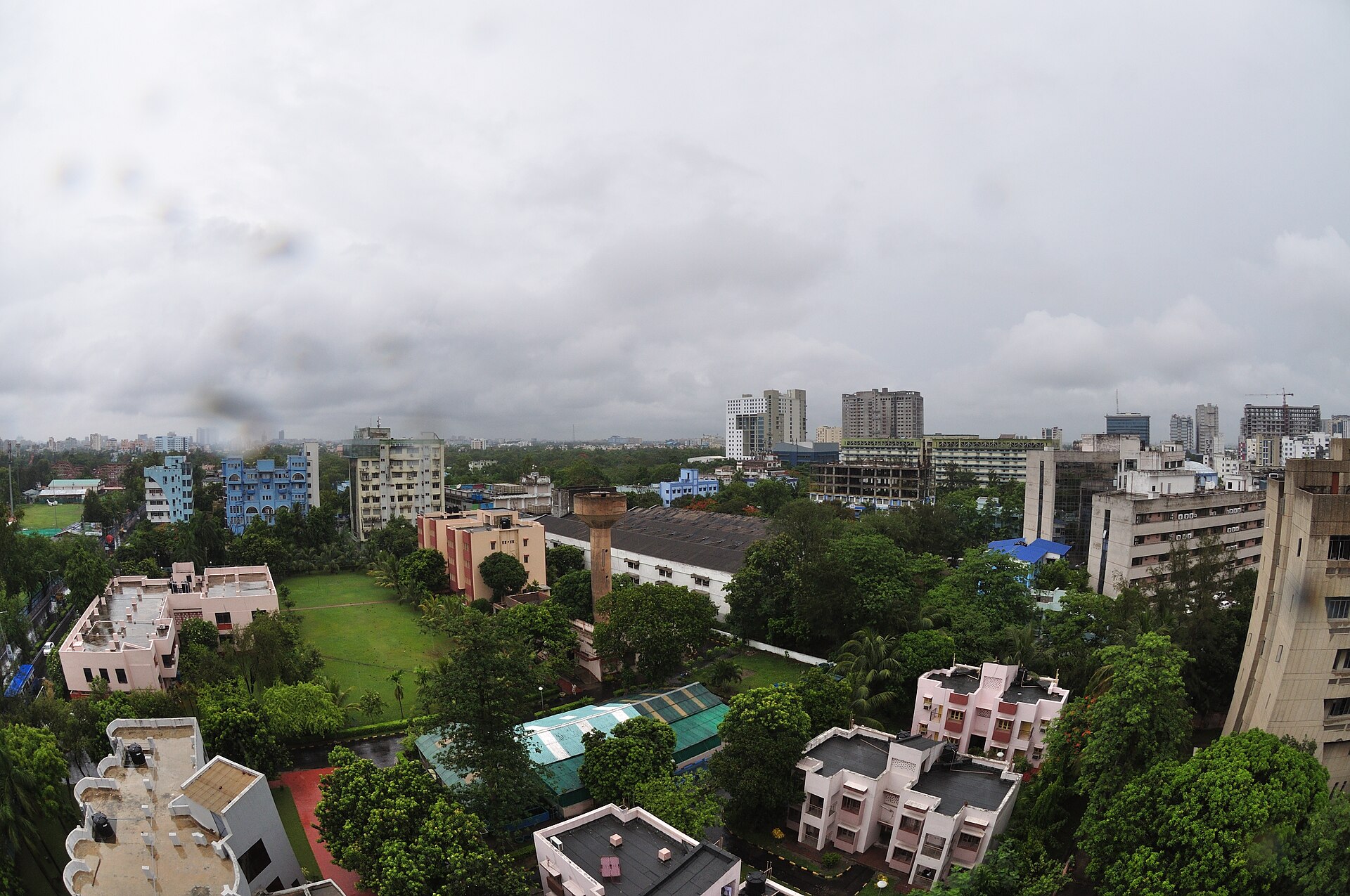 The cyclonic storm Roanu has started affecting weather over Gangetic West Bengal including Kolkata. This city has been witnessing rain and thundershowers since Thursday, 19 May, 2016 morning.